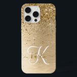 Faux Goud Geborsteld Metaal Glitter Monogram Naam iPhone 15 Pro Max Case<br><div class="desc">Pas dit trendy chic iPhone-chassis eenvoudig aan met  gouden mousserende glitter op een gouden geborstelde metalen achtergrond.</div>