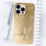 Faux Goud Geborsteld Metaal Glitter Print Monogram Case-Mate iPhone 14 Pro Max Hoesje<br><div class="desc">Pas dit trendy chassis met  gouden mousserende glitter eenvoudig aan op een gouden geborstelde metalen achtergrond.</div>