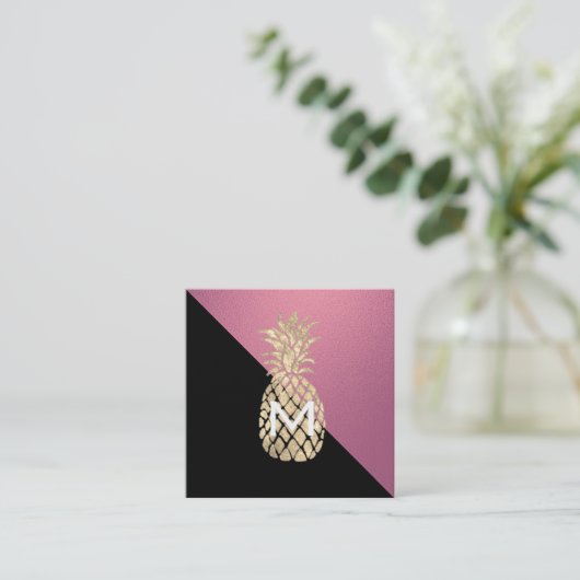Faux gouden ananas monogram op hot pink vierkante visitekaartje (Staand voorkant)