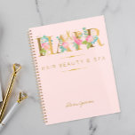 Faux gouden folie typografie haarstylist roze glam planner<br><div class="desc">Elegante stijlvolle bloementypografie kapsalon business / klanten afspraken planner met pastel roze blush rozen, aqua blauw en groen blad en bladeren en met faux gouden folie belettering script en schaar over een bleke lichtroze blush vrouwelijke stijl achtergrond. Brengt een stijlvolle en luxe glamoureuze look - geschikt voor exclusieve kapsalon of...</div>