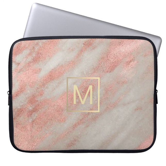 Faux gouden monogram op roos gouden marmer laptop sleeve (Voorkant)