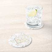 Faux gouden monogram op witte marmeren steen ronde kartonnen onderzetter (Insitu)