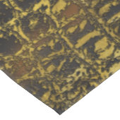 Faux gouden slangen huidtextuur op donkermarmer tafelkleed (Gekanteld)