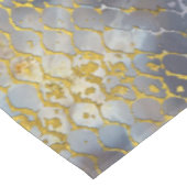 Faux gouden slangen huidtextuur op marmer tafelkleed (Gekanteld)