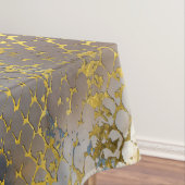 Faux gouden slangen huidtextuur op marmer tafelkleed (Voorbeeld)