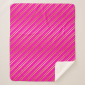 FAUX GOUDEN STREPEN OP ROZE SHERPA DEKEN (Voorkant)