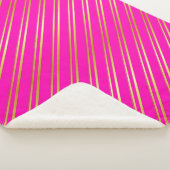 FAUX GOUDEN STREPEN OP ROZE SHERPA DEKEN (3/4)