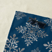Faux Grey Folie Snowflakes op blauw (geen echte Fo Strandlaken (In situ)
