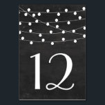 Faux-kaart met tekenreekslampjes kaart<br><div class="desc">Rustieke tafelnummers met witte grillige string lichten op faux krijtbord achtergrond. Dit is een onderdeel van een trouwboekje. Overeenkomende items en andere kleuren zijn beschikbaar.</div>