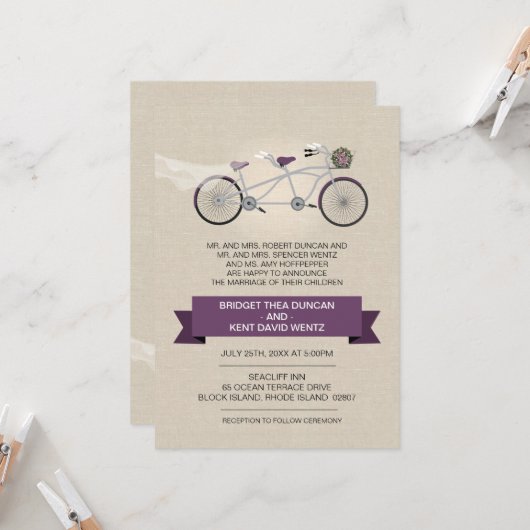 Faux Linen Plum Tandem Bicycle Wedding Kaart (Voorkant / Achterkant in situ)