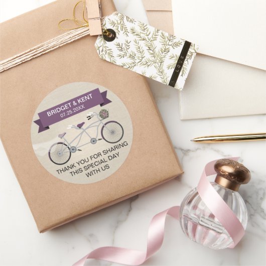 Faux Linen Plum Tandem Bicycle Wedding Ronde Sticker (Geschenken)