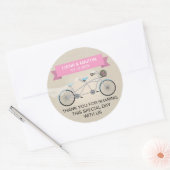 Faux linnen roze tandem fiets bruiloft ronde sticker (Envelop)