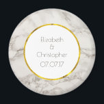 Faux Marble Alabaster Taupe Tan Modern Wedding Magneet<br><div class="desc">Een gepersonaliseerd trouwmemento magneet met een elegante FAUX marble alabaster background texture. De kleuren Taupe/tan en crème mengen samen,  waardoor interessante patronen ontstaan voor een stijlvol modern uiterlijk. Pas uw naam en trouwdatum aan in een witte cirkel met een FAUX gouden folie rand.</div>