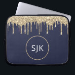 Faux Navy Blue Gold Dripping Glitter Monogram Laptop Sleeve<br><div class="desc">Gold en Navy Blue Faux Dripping Glitter en Sparkle Elegant Monogrammed Initialen Hoesje. Dit hoesje kan worden aangepast om uw initiaal en voornaam op te nemen.</div>