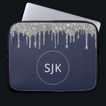 Faux Navy Blue Silver Dripping Glitter Monogram Laptop Sleeve<br><div class="desc">Silver en Navy Blue Faux Dripping Glitter en Sparkle Elegant Monogrammed Initialen Hoesje. Dit hoesje kan worden aangepast om uw initiaal en voornaam op te nemen.</div>