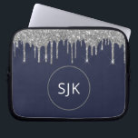 Faux Navy Blue Silver Dripping Glitter Monogram Laptop Sleeve<br><div class="desc">Silver en Navy Blue Faux Dripping Glitter en Sparkle Elegant Monogrammed Initialen Hoesje. Dit hoesje kan worden aangepast om uw initiaal en voornaam op te nemen.</div>