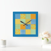 Faux-Patchwork, Daffodils, Polkas, Checker on Blue Vierkante Klok (Huis)