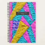 Faux Patchwork Quilt Boho Folk Art geïnspireerd Planner<br><div class="desc">Faux patchwork-quilt geïnspireerd roze,  geel en blauw patroon op voor- en achterzijde met naam in grijze rechthoek vooraan.</div>