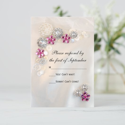 Faux Pink Diamond en Pearl Buttonnen Wedding RSVP Kaartje (Staand voorkant)