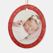 Faux Red Glitter Baby eerste kerstfoto Keramisch Ornament (Links)
