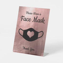 Faux Roos Gold Draag een gezichtsmasker Reclamebord Met Voetstuk