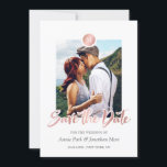 Faux Roos Gold en grijs monogram Opslaan datum Save The Date<br><div class="desc">Moderne en trendy sparen de kaart van de datumfoto in grijze,  witte,  en faux gouden folie van het roos,  uw foto en monogram,  en een hand-briefed borstelmanuscript.</div>