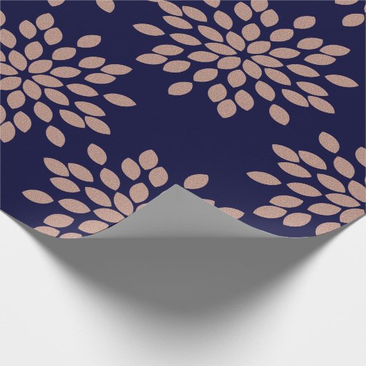 Faux Roos Gold en Navy Blue Floral Pattern Cadeaupapier (Hoek)