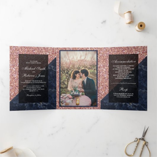 Faux Roos Gold Glitter Blue Marble Weddenfoto Drieluik Uitnodiging (Binnen)