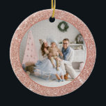 Faux Roos Gold Glitter-serie Kerstmis Keramisch Ornament<br><div class="desc">Met deze feestelijke kerstversiering van de familie met een feestelijke kerstversiering kunt u uw kerstboom glans geven. Het is voorzien van faux roos goudglitter met klassieke typografie. Personaliseer door foto's, vakantiegroet, jaar en familiehandtekening toe te voegen. Functie je favoriete foto met dit glitter kerstfoto-ornament. Dit vakantiefoto-ornament zal perfect zijn als...</div>
