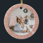Faux Roos Gold Glitter-serie Kerstmis Keramisch Ornament<br><div class="desc">Met deze feestelijke kerstversiering van de familie met een feestelijke kerstversiering kunt u uw kerstboom glans geven. Het is voorzien van faux roos goudglitter met klassieke typografie. Personaliseer door foto's, vakantiegroet, jaar en familiehandtekening toe te voegen. Functie je favoriete foto met dit glitter kerstfoto-ornament. Dit vakantiefoto-ornament zal perfect zijn als...</div>