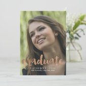 Faux Roos Gold Hand Lettered Typography Afstuderen Aankondiging (Staand voorkant)