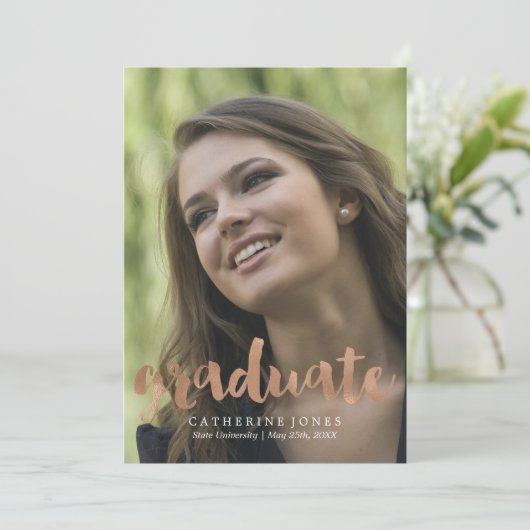 Faux Roos Gold Hand Lettered Typography Afstuderen Aankondiging (Staand voorkant)