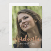 Faux Roos Gold Hand Lettered Typography Afstuderen Aankondiging (Voorkant / Achterkant)