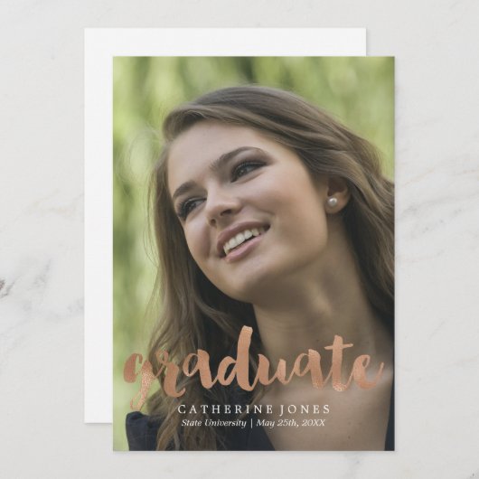 Faux Roos Gold Hand Lettered Typography Afstuderen Aankondiging (Voorkant / Achterkant)