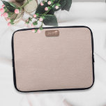 Faux Roos Gold Leather Blush Pink Laptop Hoesje Laptop Sleeve<br><div class="desc">Een modern,  milleniumroze leder ziet er uit naar een visueel fotoeffect dat vlak is gedrukt met een roos gouden metalen kleurige naamplaat die er geweldig uitziet,  met uw initialen erop,  die voor uw slanke technologie zorgen. Alle faux en fabelachtig - geen roze koeien werden in de maak beschadigd.</div>