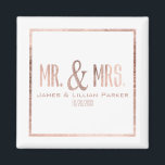 Faux Roos Gold Mr en Mrs Monogram Wedding Magneet<br><div class="desc">Deze elegante en , faux rozen gouden folie, "Mr en Mrs" gepersonaliseerde magneet is perfect voor een memorabilia of aandenken die je voor altijd kunt houden. Onthoud je speciale dag met deze custom print magneet. Verander gewoon je naam en datum naar je eigen en geniet van dit cadeau voor vele...</div>