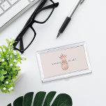 Faux Roos Gold Pineappel | Gepersonaliseerd Visitekaarthouder<br><div class="desc">De houder van het elegante visitekaartje is voorzien van een jouw naam en/of een bedrijfsnaam in een modern grijs letterschrift, dat is afgedekt op een afbeelding van de gouden folie van een faux roos op een bleke cameo blush-achtergrond. Winkel overeenkomende objecten uit ons collectie ananas om je uiterlijk te voltooien!...</div>