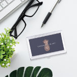 Faux Roos Gold Pineappel | Gepersonaliseerd Visitekaarthouder<br><div class="desc">De houder van het elegante visitekaartje is voorzien van jouw naam en/of handelsnaam in een moderne witte letters,  die op een faux gouden folie van het roos op een middernachtblauwe achtergrond worden beschreven. Winkel overeenkomende objecten uit ons collectie ananas om je uiterlijk te voltooien!</div>