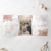 Faux Roos gouden bladeren bloemenwit marmer bruilo Drieluik Uitnodiging (Binnen)