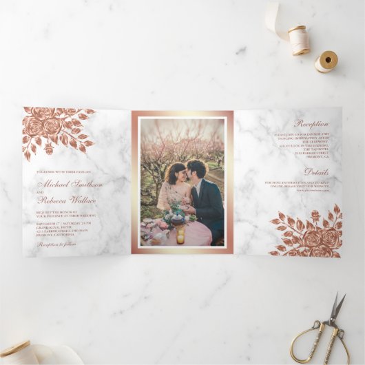 Faux Roos gouden bladeren bloemenwit marmer bruilo Drieluik Uitnodiging (Binnen)