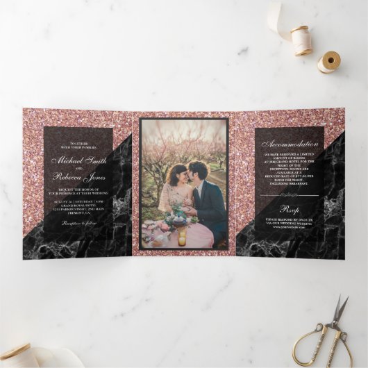 Faux Roos Gouden Glitter Zwart Marmeren Trouwfoto Drieluik Uitnodiging (Binnen)
