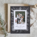 Faux schoolbord  botanische kerstfoto feestdagenkaart<br><div class="desc">vrolijk kerstfeest! Vier het seizoen met deze fraaie kerstkaart met een wit botanisch lijst in stijl in delicate lijnkunst. Het zachte wintergebladerte voegt een nostalgisch en kunstzinnig tintje toe, waardoor uw favoriete foto perfect wordt ingelijst. Kies uit verschillende achtergrondkleuren die passen bij uw vakantiethema. Deze faux krijtbord botanische vakantiekaart is...</div>