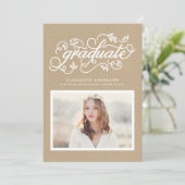 Faux Script Kraft Paper Rustic Script Afstuderen Aankondiging (Staand voorkant)