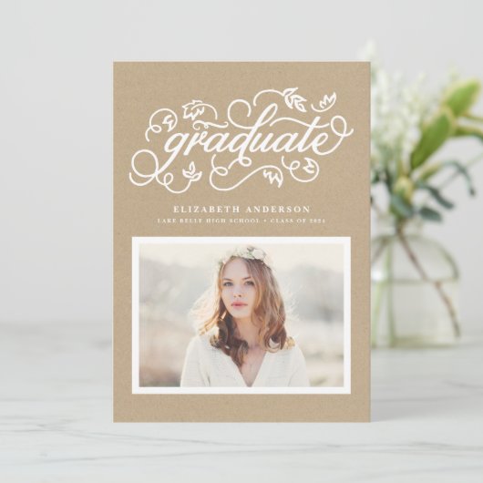 Faux Script Kraft Paper Rustic Script Afstuderen Aankondiging (Staand voorkant)