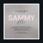 Faux Silver Bat Mitzvah Uitnodiging<br><div class="desc">Deze vierkant vleermuismitzvah partijuitnodiging kenmerkt jouw naam dat in een vette moderne doopvont met uw middennaam in trendy handgeschreven manuscripttypografie over een faux zilveren achtergrond wordt geplaatst. De uitnodigingskaart keert terug naar een aanvullende grijze achtergrond. Een schattige maar eenvoudige keuze voor het stijlvolle feest van je meisje. Ga naar DoTellABelle...</div>