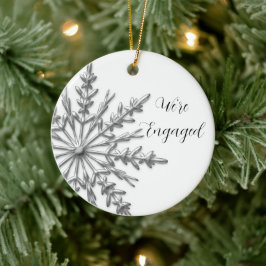 Faux Silver en White Winter Snowflake Verloving Keramisch Ornament
