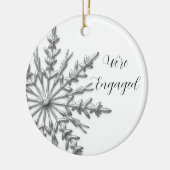 Faux Silver en White Winter Snowflake Verloving Keramisch Ornament (Links)