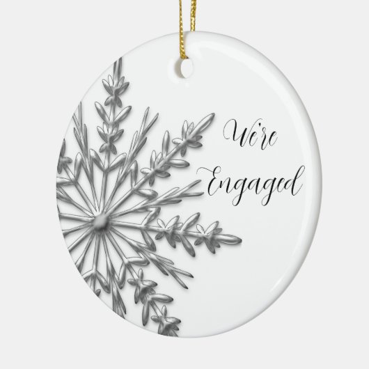 Faux Silver en White Winter Snowflake Verloving Keramisch Ornament (Links)