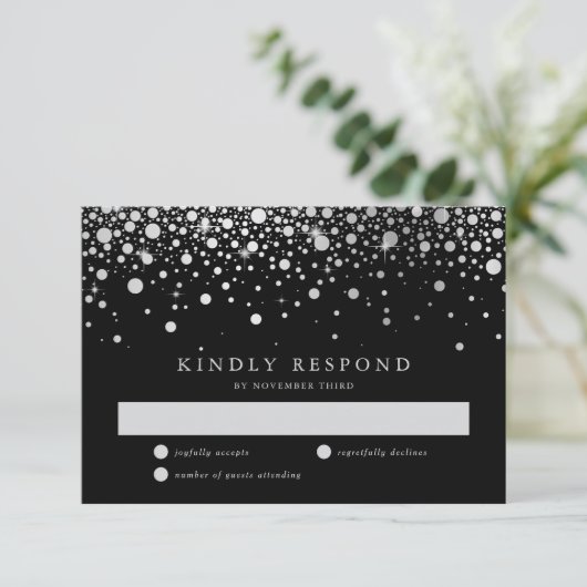 Faux Silver Foil Confetti Black en Silver Wedding RSVP Kaartje (Staand voorkant)