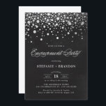 Faux Silver Foil Confetti Chalkboard Verloving Kaart<br><div class="desc">Uitnodiging van de partij voor Robuuste en elegante verloving met faux zilverfolie confetti met faux-achtergrond op het bord van het bord. Deze uitnodiging is volledig klantgericht voor om het even welke gebeurtenis. Let op: er zal geen echte folie in de uitnodiging staan.</div>